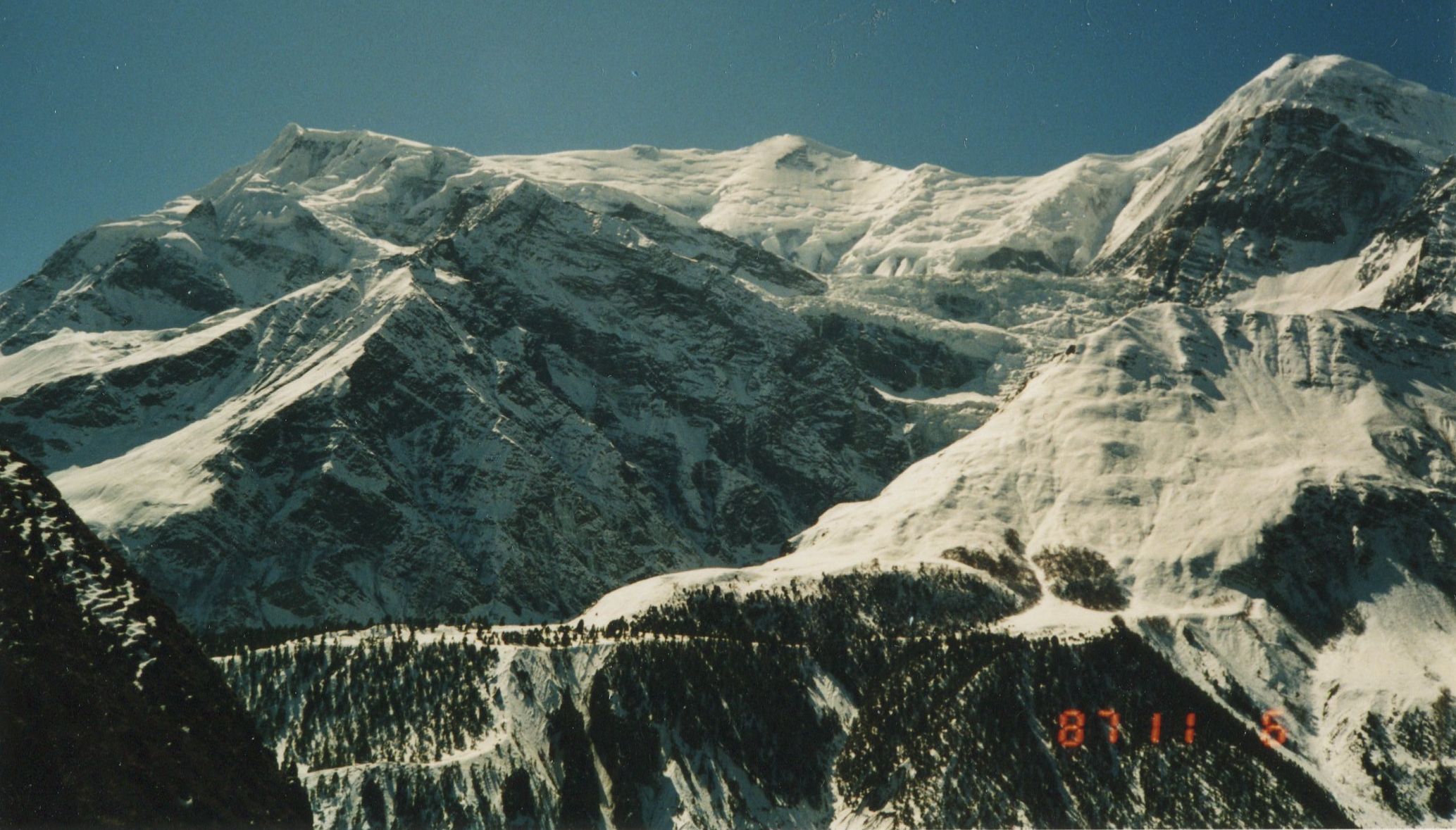 Annapurna Himal on ascent from Manang to Tharong La