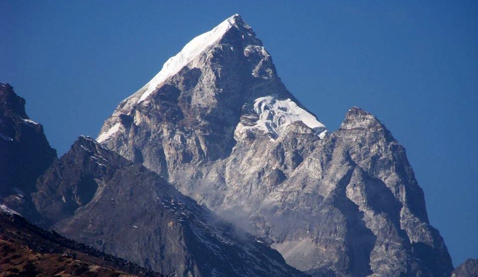 Cholatse summit