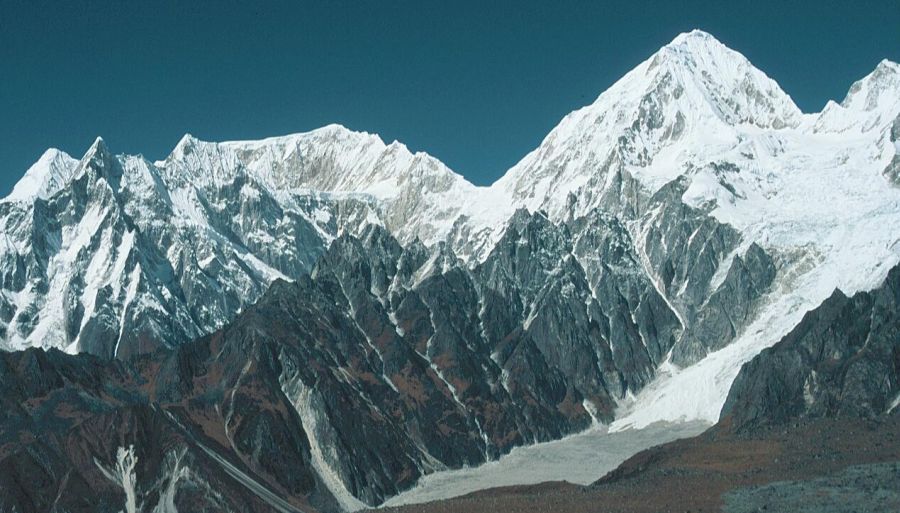 Himlung Himal ( 7126m ) in The Peri Himal on descent from Larkya La