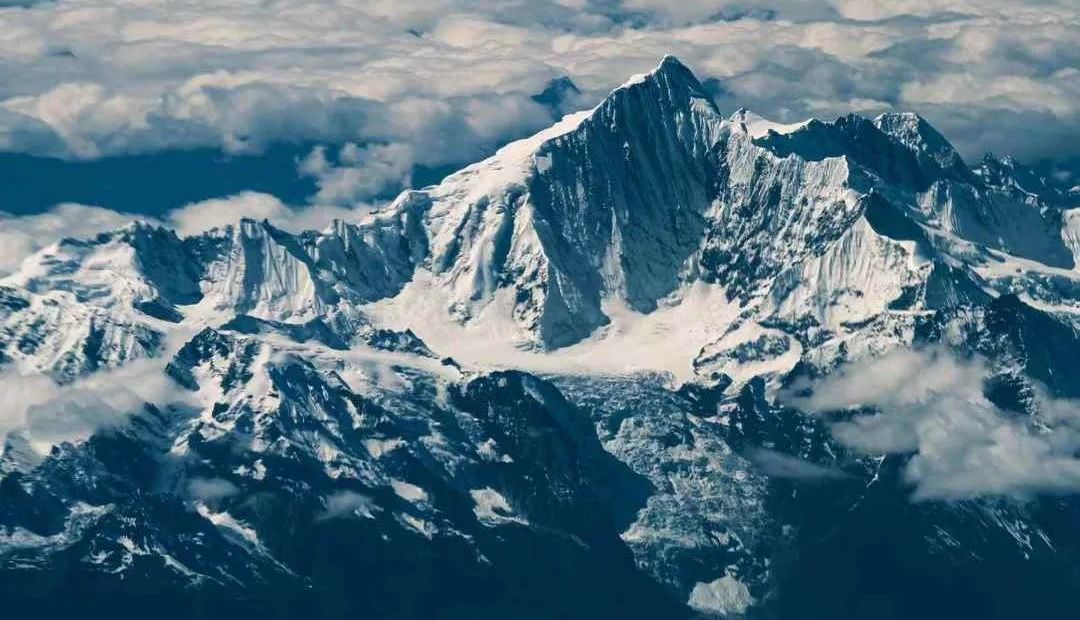 Kawa Karpo ( 6740 metres ) in the Meili Xueshan Range above Deqin in NW Yunnan Province in SW China