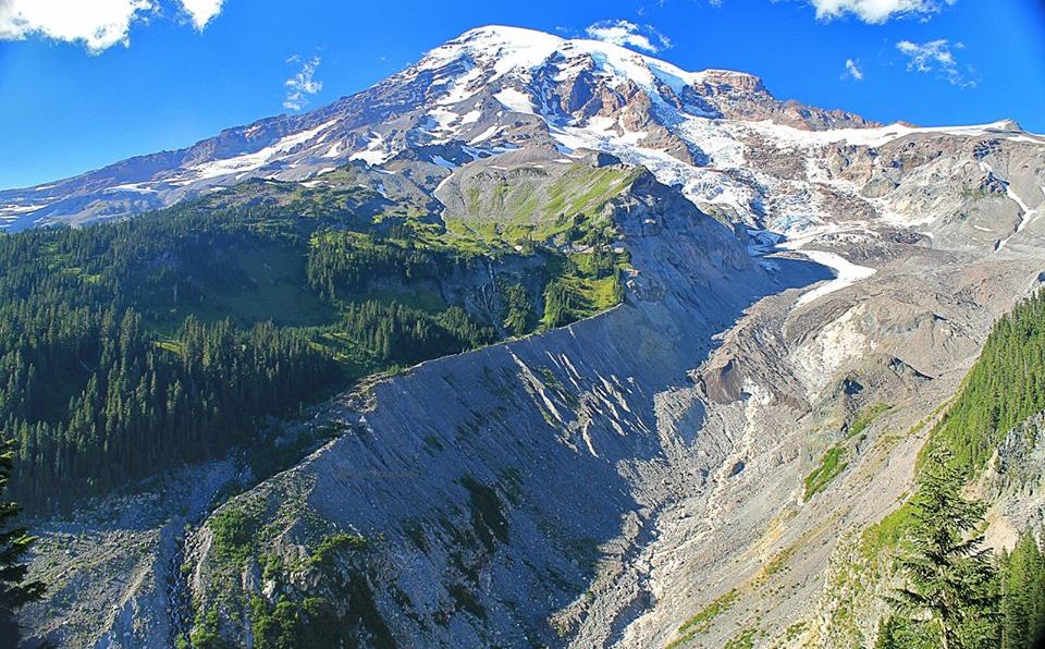 Mount Rainier ( 4392m ) Pacific Ranges, Washington State, USA from Colquhoun Peak