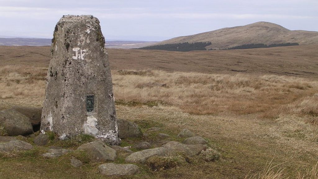 Meikle Bin from trig point on Cort-ma Law