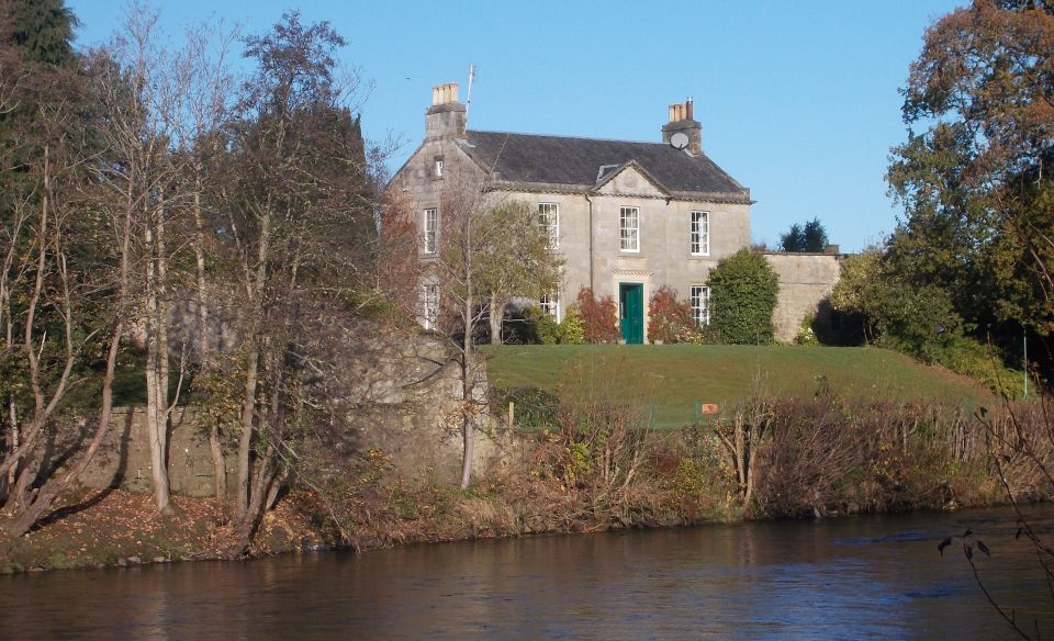 "Clydevale" Villa above the River Clyde at Crossford Village