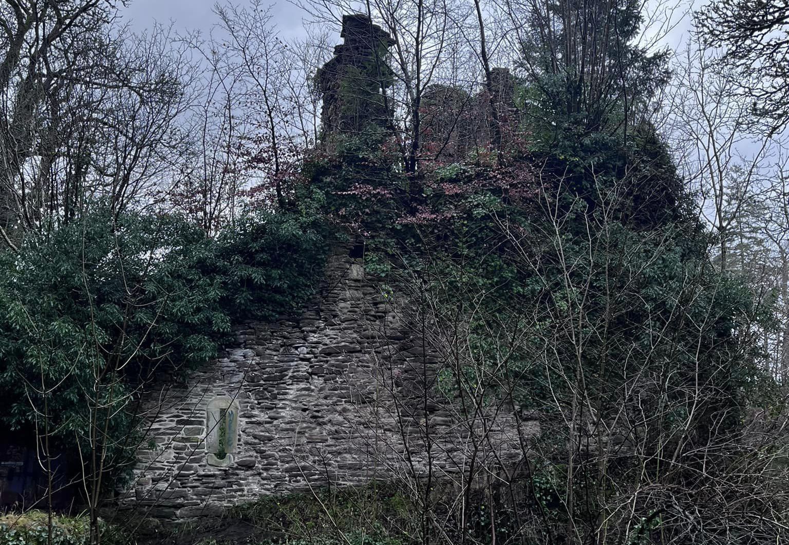 Corra Castle above the River Clyde